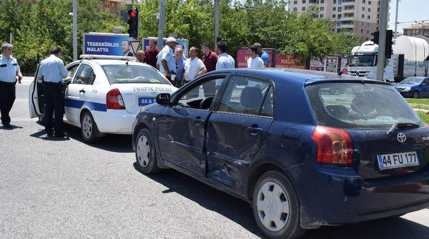 İki Otomobil &Ccedil;arpıştı: 2 Yaralı