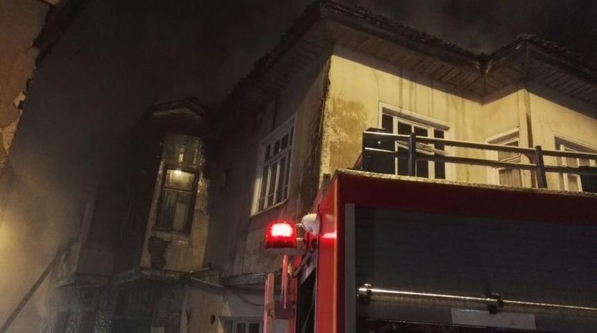 Isparta&rsquo;da Yanan Ahşap Ev Kullanılamaz Hale Geldi