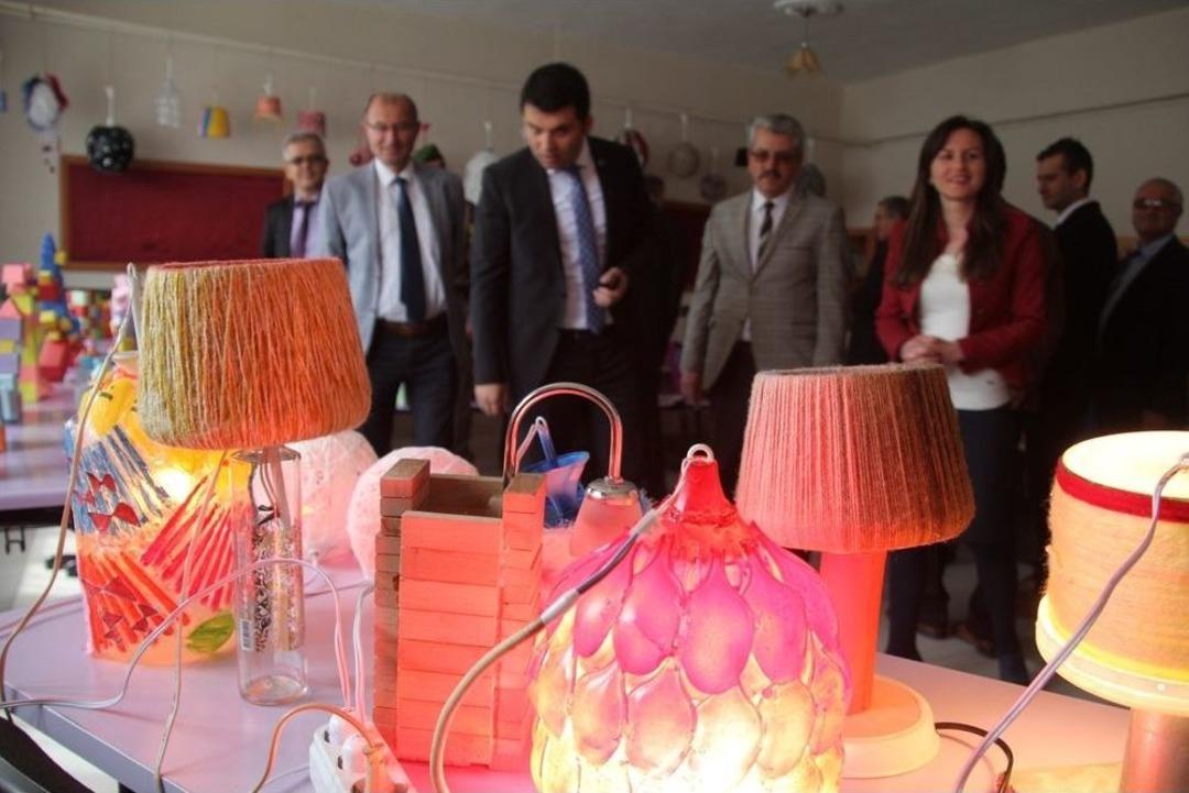 Atık &Uuml;r&uuml;nler Sanat Eserine D&ouml;n&uuml;şt&uuml;