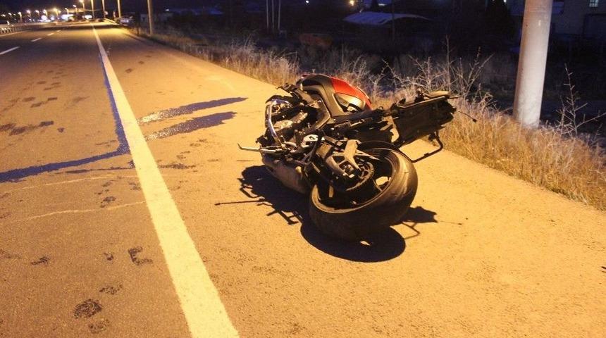 K&ouml;peğe &Ccedil;arpan Motosiklet S&uuml;r&uuml;c&uuml;s&uuml; Yaralandı