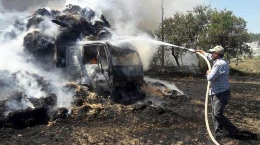 Elektrik Tellerine Temas Eden Saman Yüklü Kamyon Yandı