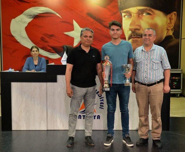 Muratpaşa’dan Başarılı Sporculara Ödül