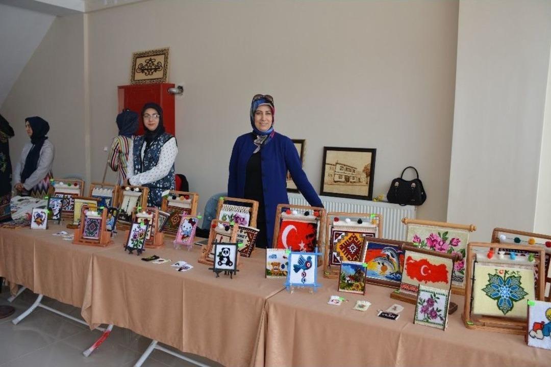 Halk Eğitim Kursiyerleri Fuar Havasında &Uuml;rettikleri &Uuml;r&uuml;nleri Satıyorlar