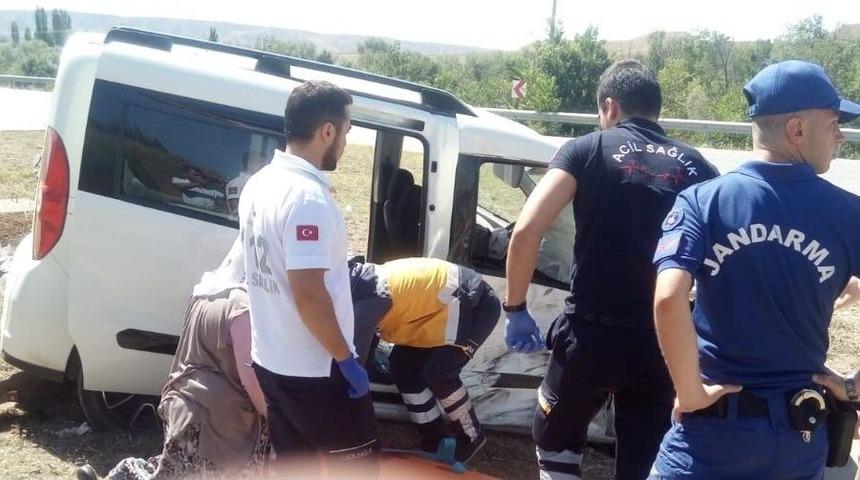 Otomobil Trakt&ouml;r İle &Ccedil;arpıştı: 1 Yaralı