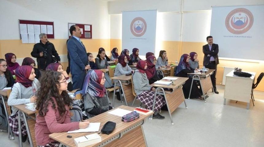 Vali Arslantaş, İmam Hatip Liselerinde &Ouml;ğrenim G&ouml;ren &Ouml;ğrencileri Ziyaret Etti