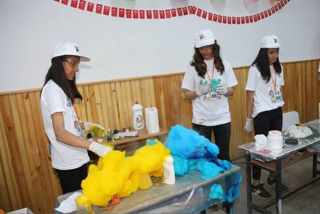 Bilim Fuarı&rsquo;nda &Ouml;ğrencilerden Bombalı A&ccedil;ılış