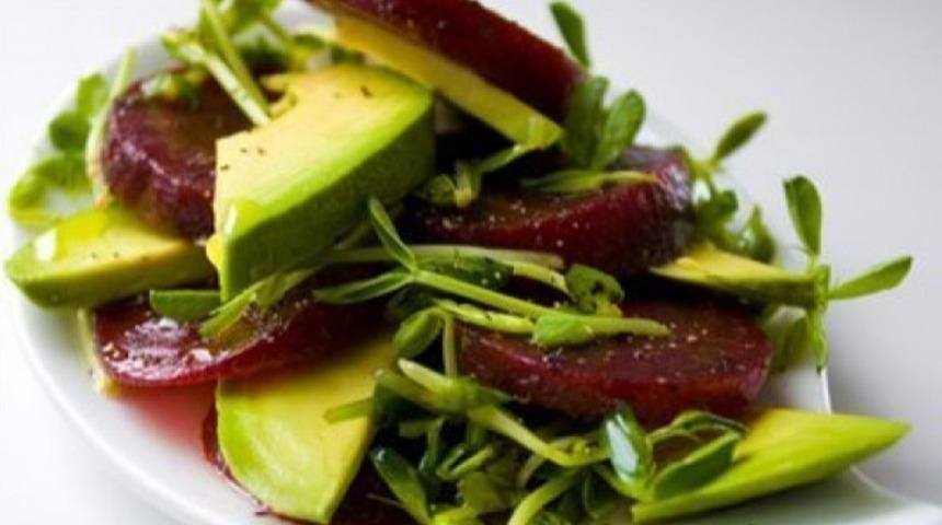 Pancarlı Avokado Salatası