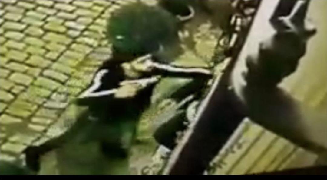 (&ouml;zel Haber) Hırsızı Silah &Ccedil;ekip Su&ccedil;&uuml;st&uuml; Yakaladı, Polise Teslim Etti