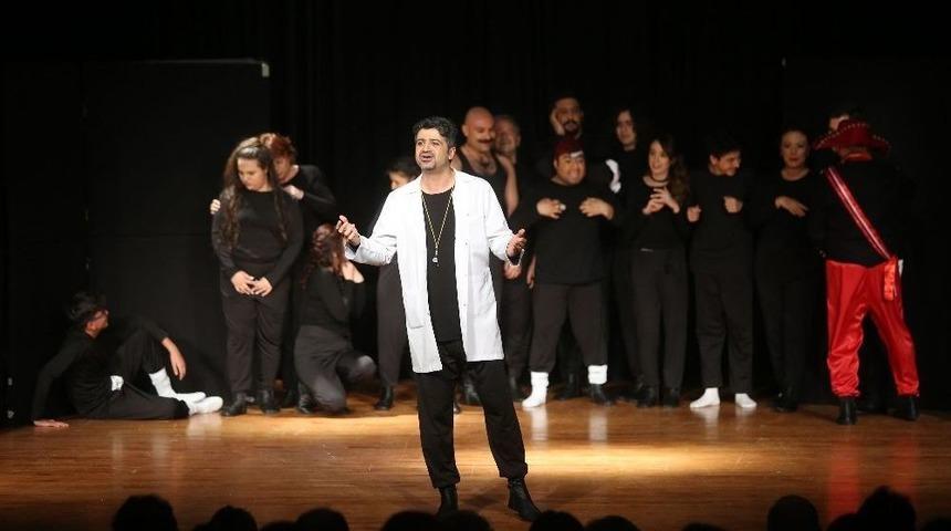 Belediye Çalışanları Sahnenin Tozunu Attırdı