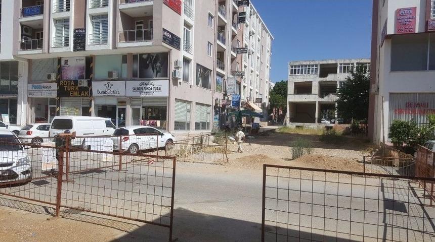 "tapulu Arazim" Diyerek Yolu Trafiğe Kapattı