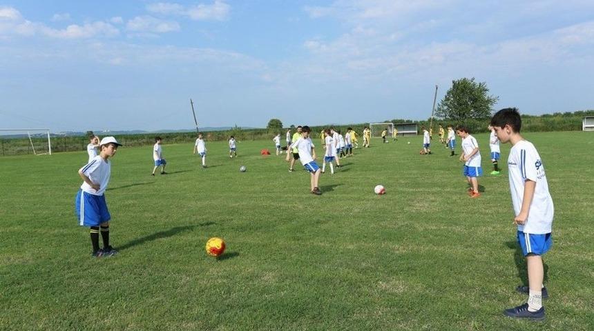 Serdivan Yaz Futbol Okulu Yeşil Sahalarda