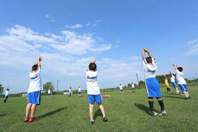 Serdivan Yaz Futbol Okulu Yeşil Sahalarda