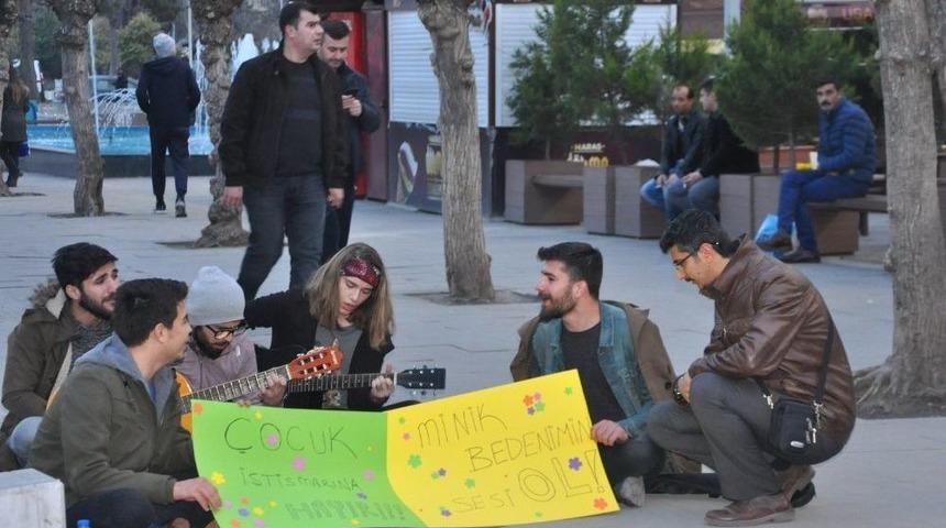 Sokak M&uuml;ziği Yaparak &Ccedil;ocuk İstismarına Hayır Dediler