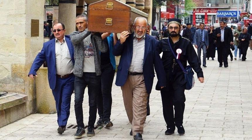 Vahşice &Ouml;ld&uuml;r&uuml;ld&uuml;kten Sonra Yakılan 5 Kişilik Aile, Aynı Tabutta Musallaya Getirildi