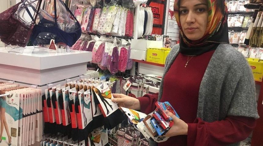 Annesi Hırsızlık Yaparken Utancından Y&uuml;z&uuml;n&uuml; Gizledi