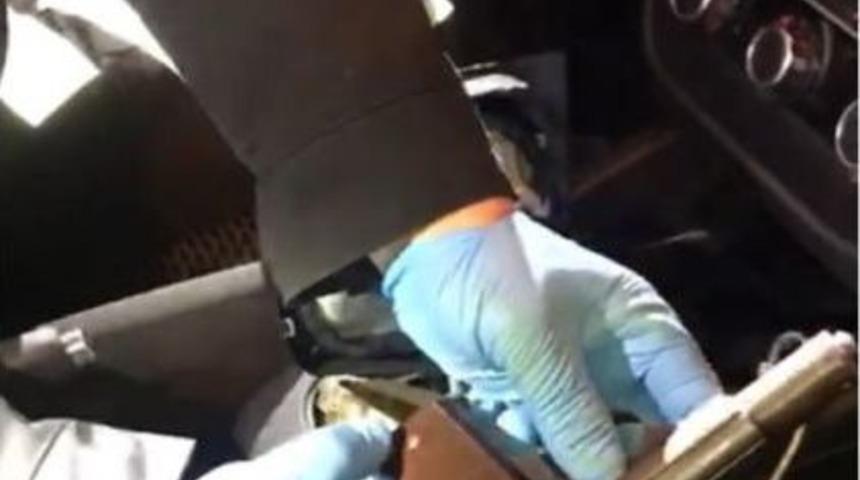 Otomobilin Vites Kutusundan Tabanca &Ccedil;ıktı