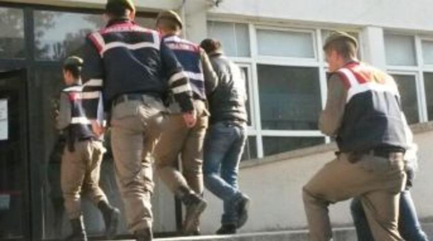 11 Su&ccedil;tan 3 Yıldır Aranan Firari Zanlı Jandarmadan Ka&ccedil;amadı