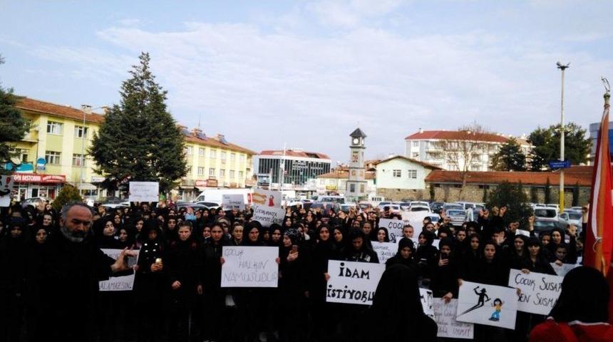 Kız &Ouml;ğrenciler Cinsel İstismar İ&ccedil;in &ldquo;idam&rdquo; İstedi