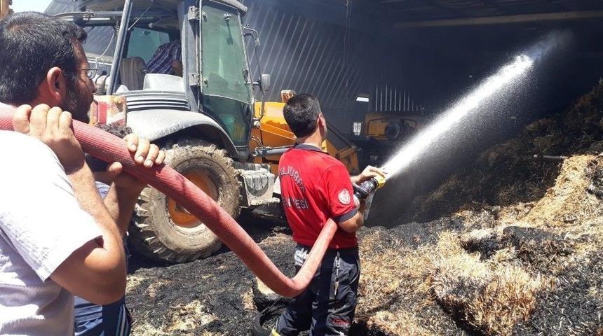 &Ccedil;iftlikte &Ccedil;ıkan Yangında Tonlarca Saman K&uuml;l Oldu