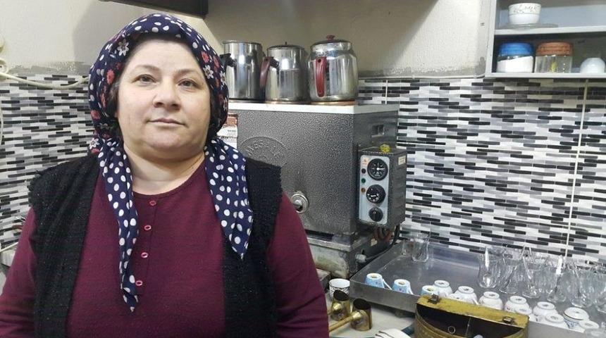 Erkekler Kahvehanesinin Kadın &Ccedil;aycısı