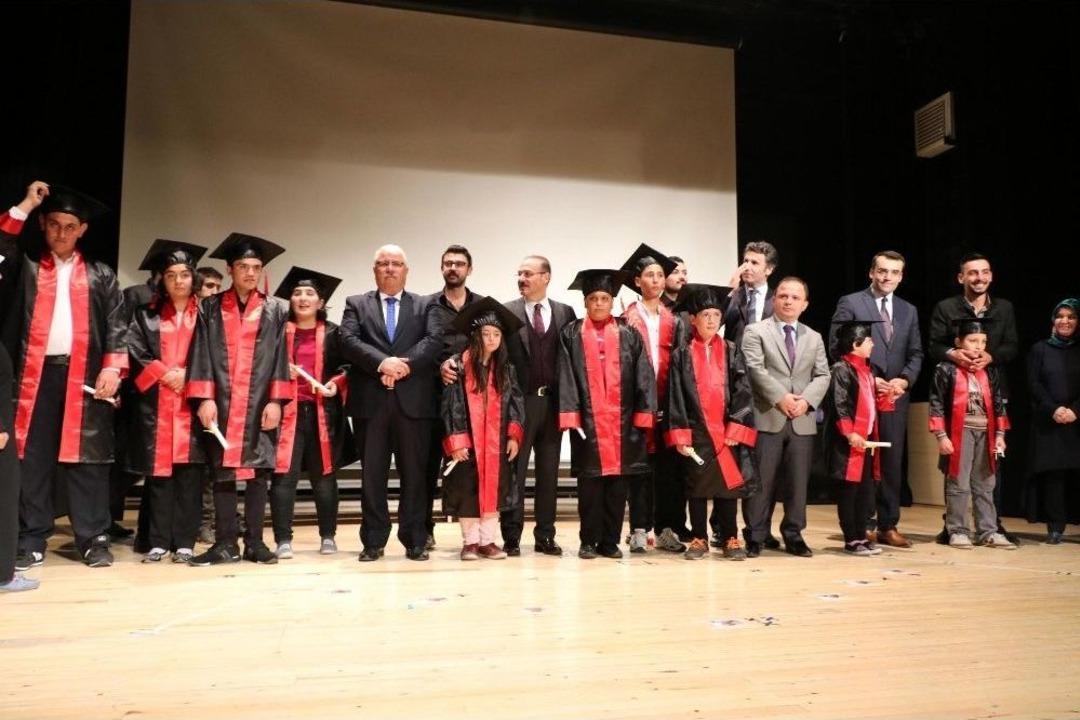 Yozgat&rsquo;ta &Ouml;zel &Ouml;ğrenciler Mezuniyet Sevinci Yaşadı