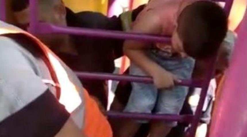 Kaydırak Korkuluğunda Mahsur Kalan Çocuğu İtfaiye Kurtardı