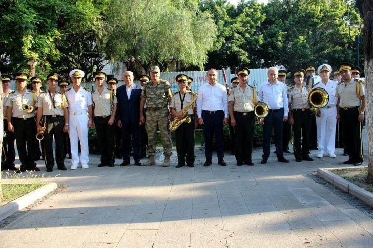 Kurtuluş Gününde Askeri Bando Takımından Halka Konser G1