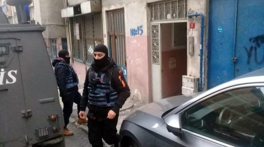 Sobasını Yakmak İ&ccedil;in K&ouml;m&uuml;rl&uuml;ğe İnen Kadın El Bombası Buldu