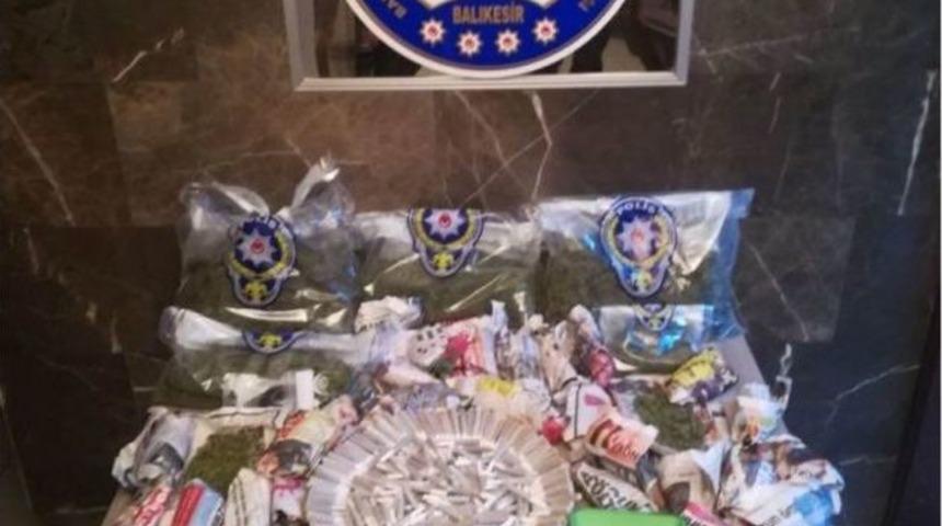 Polisten Ka&ccedil;an Uyuşturucu Satıcıları Yakalandı
