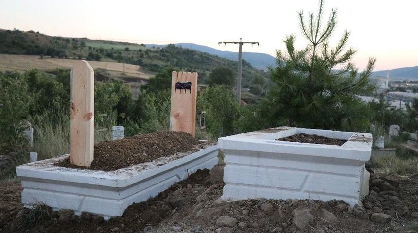 Aynı Gün Ölen Anne İle Oğlu Yan Yana Defnedildi