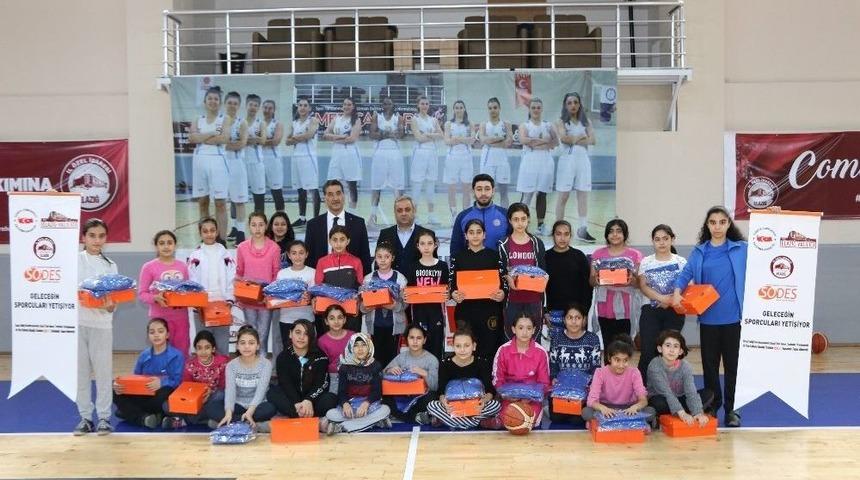Elazığ&rsquo;da Sporculara Malzeme Dağıtıldı