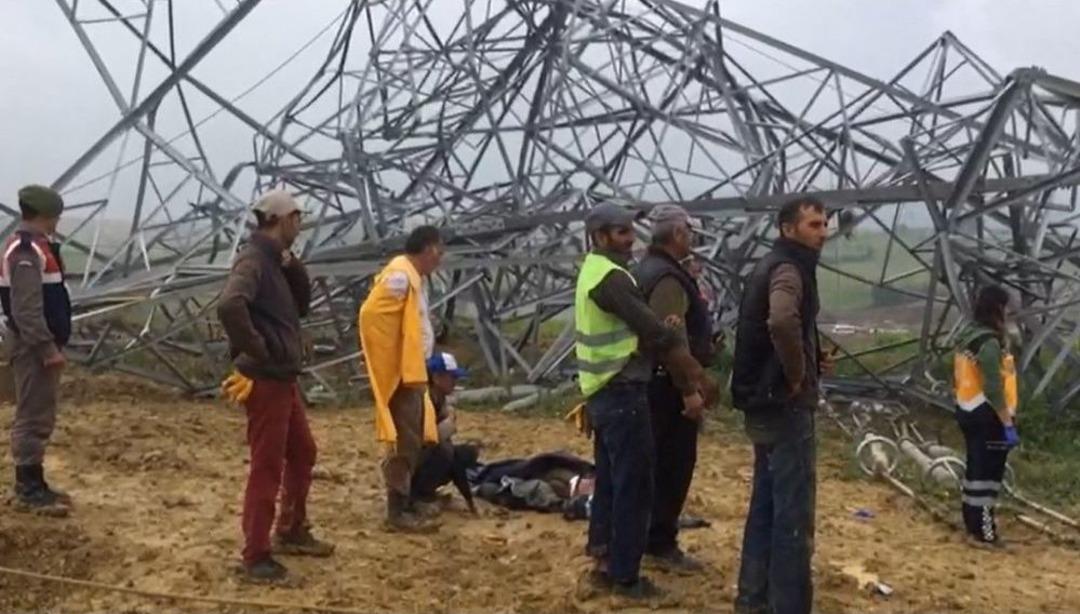 Y&uuml;ksek Gerilim Hattı Devrildi: 4 Yaralı