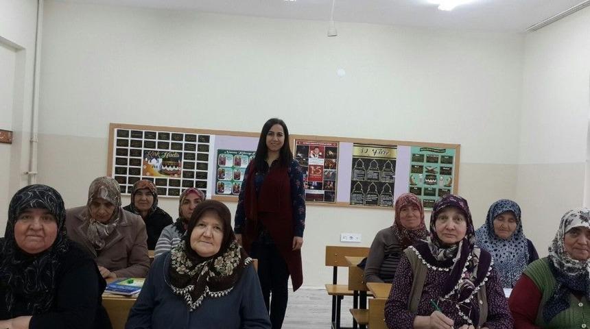 75 Yaşında Okuma Yazma Kursuna Katıldı