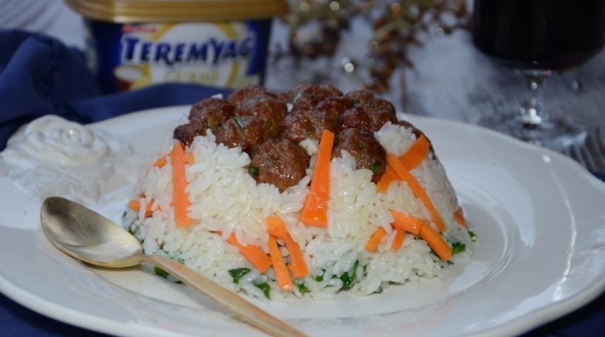 Köfteli Renkli Pilav