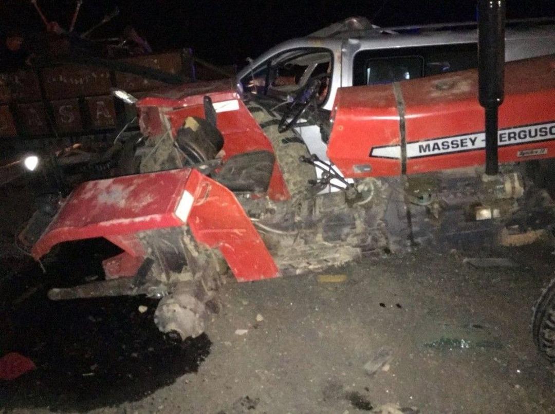 Trakt&ouml;rdeki Demir Par&ccedil;ası Minib&uuml;s&uuml;n İ&ccedil;ine Girdi: 1 &Ouml;l&uuml;, 6 Yaralı