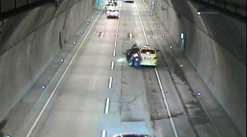 (&ouml;zel) Motosiklet S&uuml;r&uuml;c&uuml;s&uuml; Aniden Duran Taksiye B&ouml;yle &Ccedil;arptı