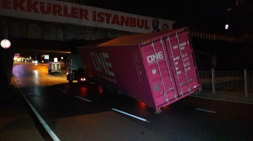 Tırın &Uuml;zerindeki Konteyner K&ouml;pr&uuml; Altına Sıkıştı