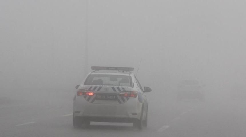 Sivas&rsquo;ta Yoğun Sis S&uuml;r&uuml;c&uuml;lere Zor Anlar Yaşattı