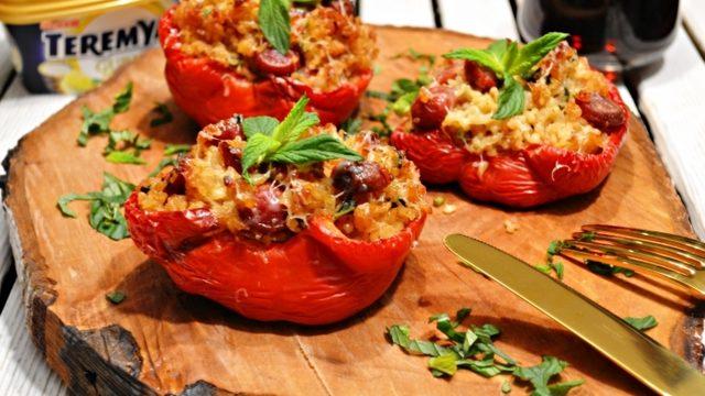 Sosisli Bulgurlu Kırmızı Biber Dolması