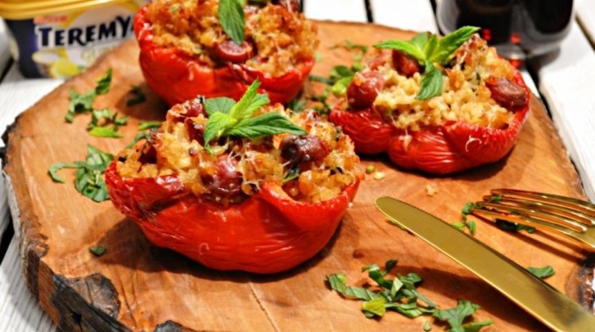 Sosisli Bulgurlu Kırmızı Biber Dolması