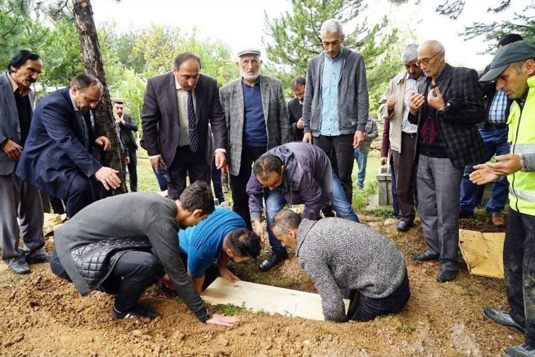 Vahşice &Ouml;ld&uuml;r&uuml;len 5 Kişilik Aile, Aynı Tabutta Aynı Mezara Defnedildi