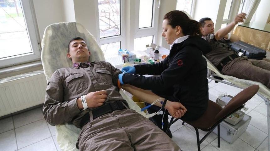 Mehmet&ccedil;ik&rsquo;ten Silah Arkadaşlarına Kan Desteği