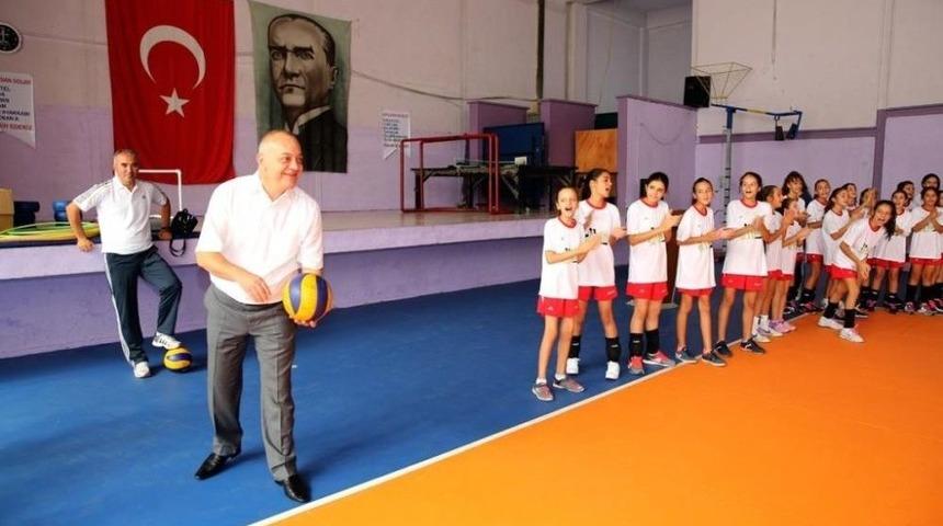 Basketbolun Onur &Ouml;d&uuml;l&uuml; Başkan Erg&uuml;n&rsquo;e