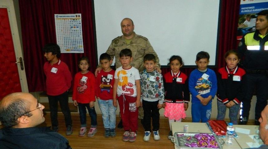 &Ouml;ğrencilere Trafik Kurallarının &Ouml;nemi Anlatıldı