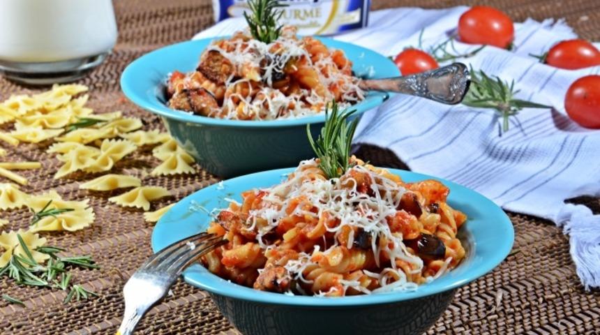 Patlıcanlı Domatesli Makarna