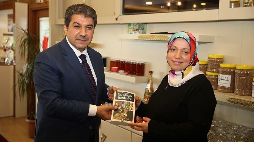 Kitap Okuyan Annelere &Ouml;d&uuml;l