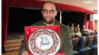 Tiyatro İle Hayata Bağlandı