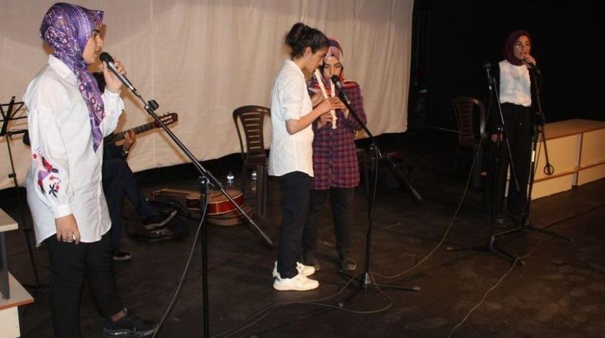 Kahta Anadolu Lisesi &Ouml;ğrencilerinden Şiir Ve M&uuml;zik Dinletisi