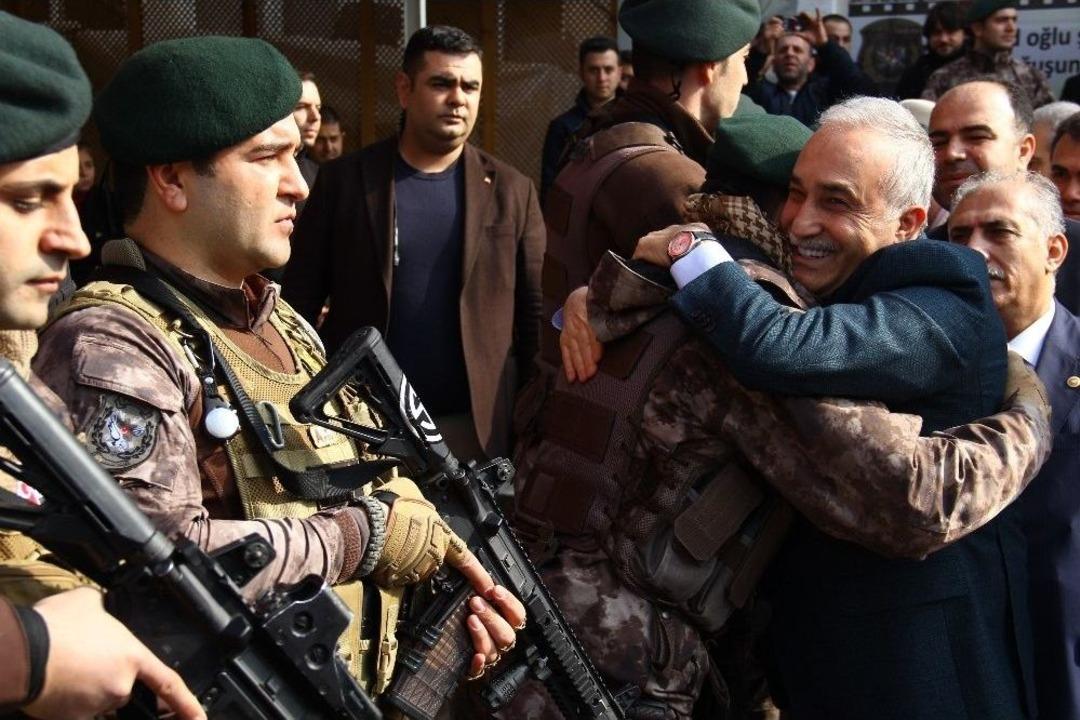 Bakan Fakıbaba Afrin&rsquo;e Giden P&ouml;h&rsquo;leri Sarılarak Uğurladı