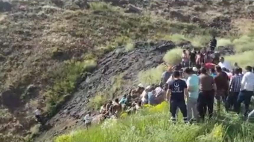 Askeri Zırhlı Ara&ccedil; Kaza Yaptı: 2 Asker Yaralı